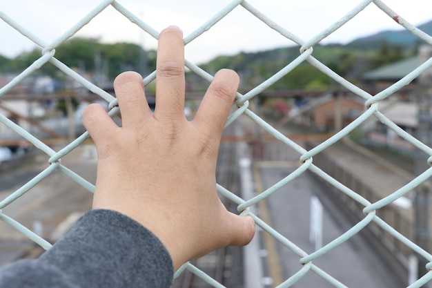 Clôture à chaînes coupée à la main