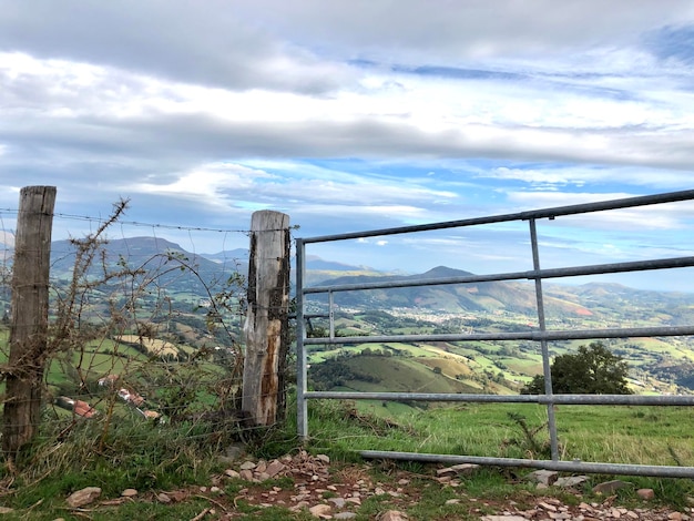 Une clôture sur le champ contre le ciel