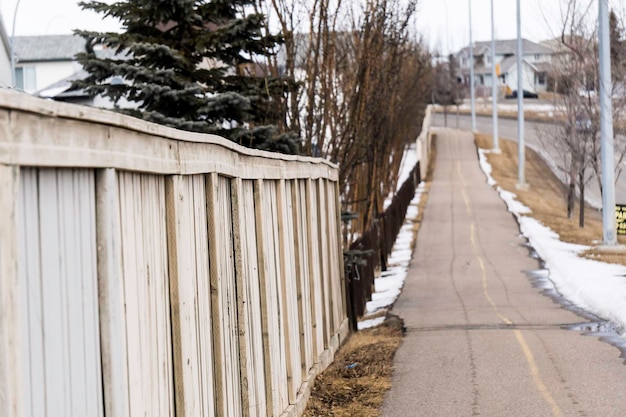 Clôture à côté d'un sentier dans un quartier résidentiel