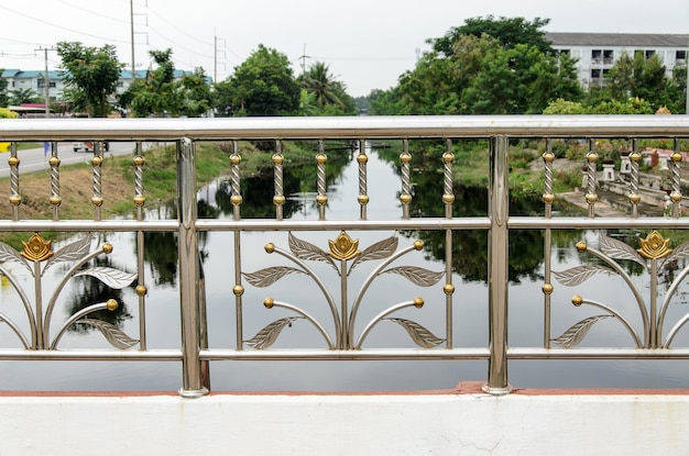 La clôture du pont est en acier inoxydable