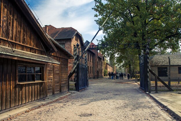 La clôture de l'entrée principale du camp de concentration d'Auschwitz-Birkenau en Pologne