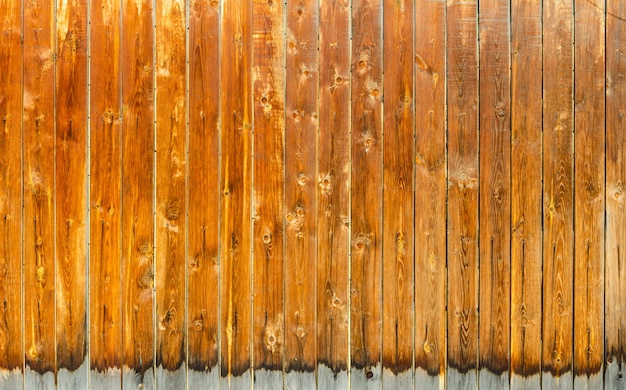 Clôture faite de planches verticales en bois.