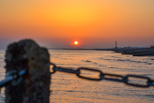 Clôture De Hain Et Coucher De Soleil Sur La Mer