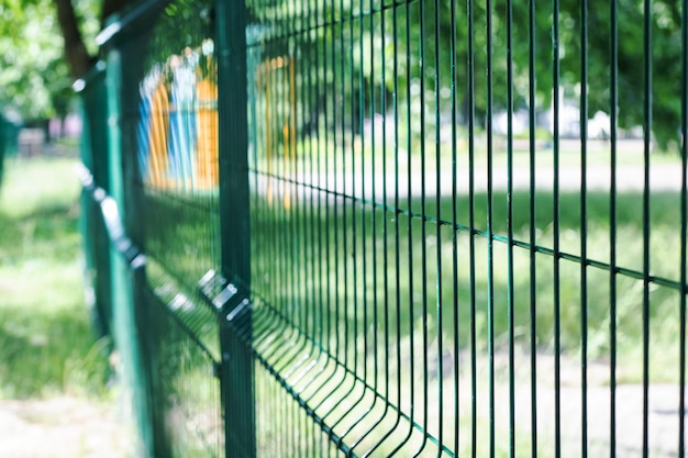 Une clôture en maille bleue se bouchent en été