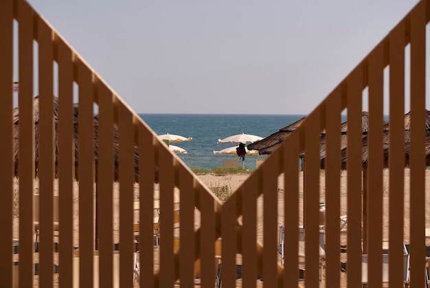 Photo clôture sur la mer dans une plage