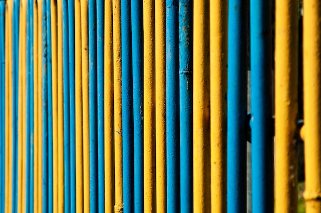 Clôture en métal jaune et bleu