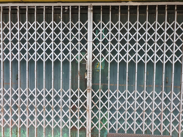 Clôture métallique contre le bâtiment