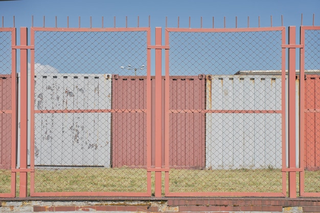 Photo une clôture métallique fermée contre le ciel bleu.