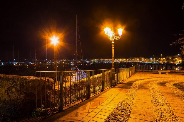 Clôture métallique sur le littoral d'Alghero la nuit Italie