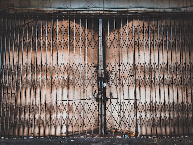 Photo clôture métallique rouillée par bâtiment