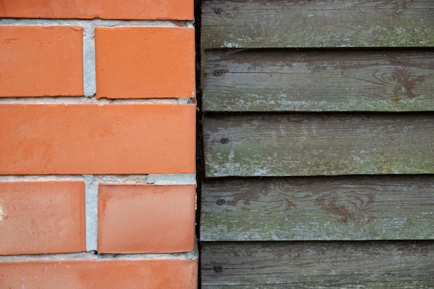 Clôture murale de modèle de fond faite de briques orange et de planches grises