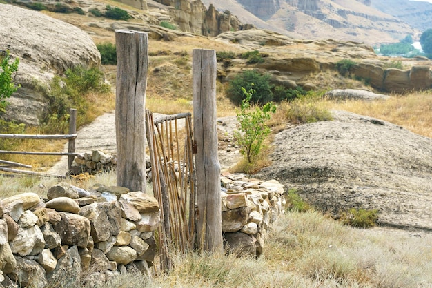 Clôture en pierre et clôture en bois