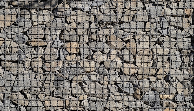 Une clôture en pierre naturelle, pierre concassée, granit.