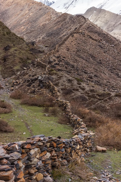 Clôture de pierres hautes dans les montagnes de l'Himalaya