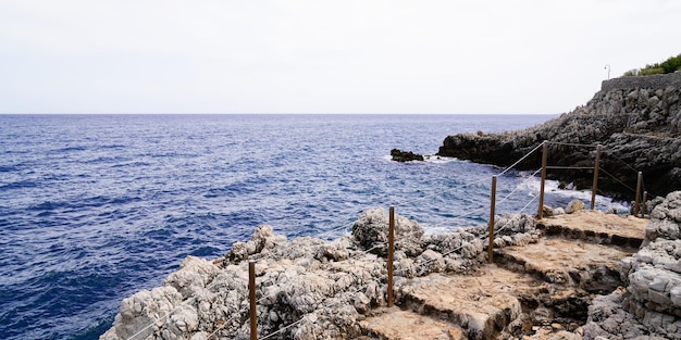 Clôture de la voie des escaliers de la côte méditerranéenne dans le sud-est d'Antibes France sud-est