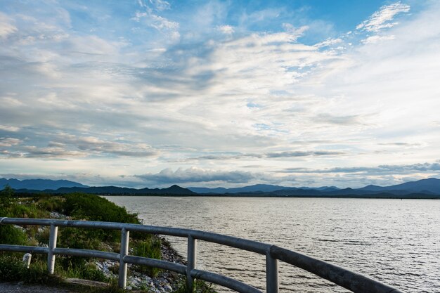 clôtures contre le lac avec la montagne et le ciel bleu