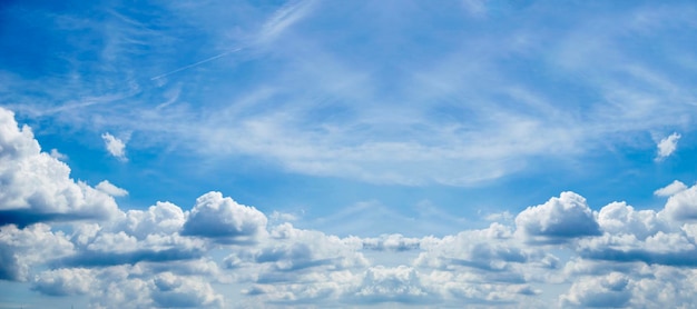 Cloudscape ciel bleu et nuages blancs panorama large