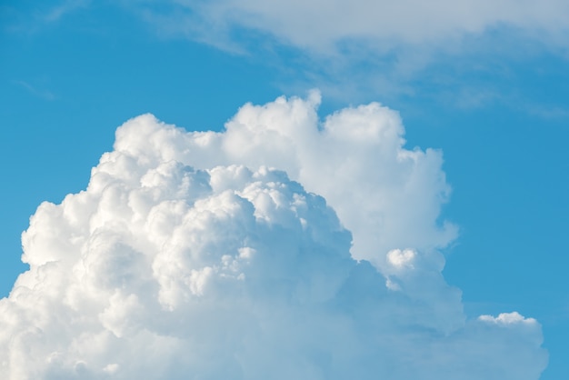 Cloudscape avec ciel bleu et nuages ​​blancs