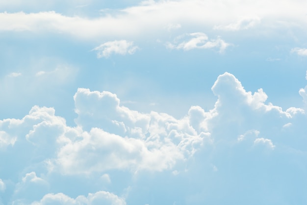 Cloudscape avec ciel bleu et nuages ​​blancs