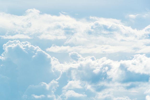 Cloudscape avec ciel bleu et nuages ​​blancs