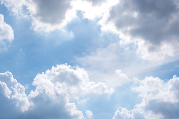 Cloudscape avec ciel bleu et nuages ​​blancs