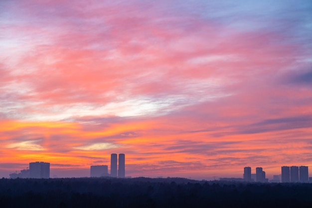 Cloudscape coloré sur le parc de la ville et les tours