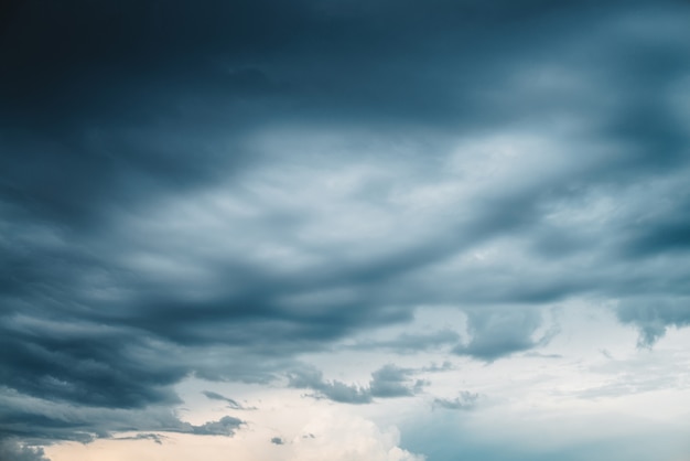 Cloudscape dramatique. Lumière ensoleillée à travers de gros nuages orageux sombres avant la pluie.