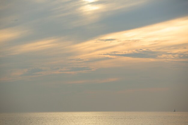 Cloudscape gris et orange