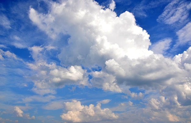 Photo cloudscape incroyable avec des nuages blancs volants fond d'écran isolé