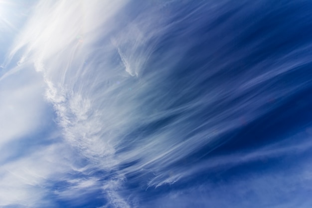 Cloudscape magnifique avec la lumière du soleil et des nuages cirrus sur ciel bleu