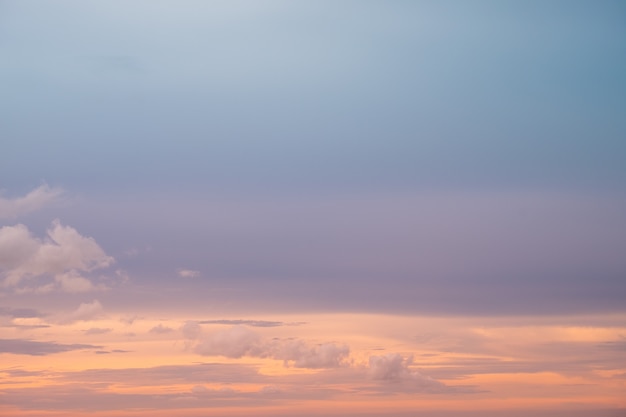 Cloudscape mer et belle crépuscule.