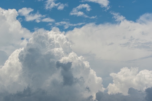 Cloudscape nature avec un ciel bleu et un nuage blanc