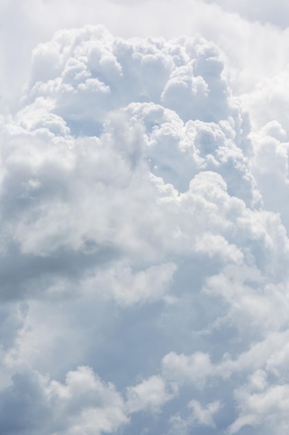 Cloudscape naturel pour la saison estivale