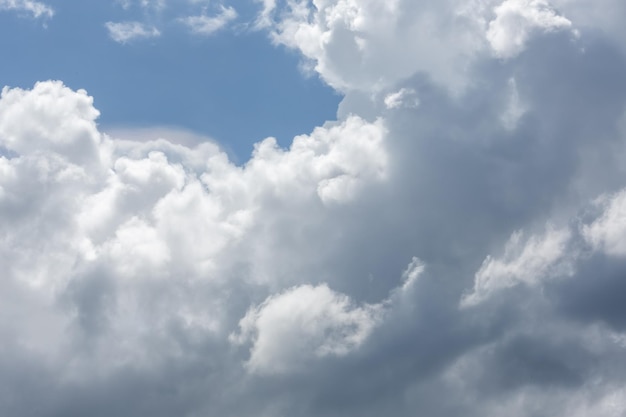 Cloudscape naturel pour la saison estivale