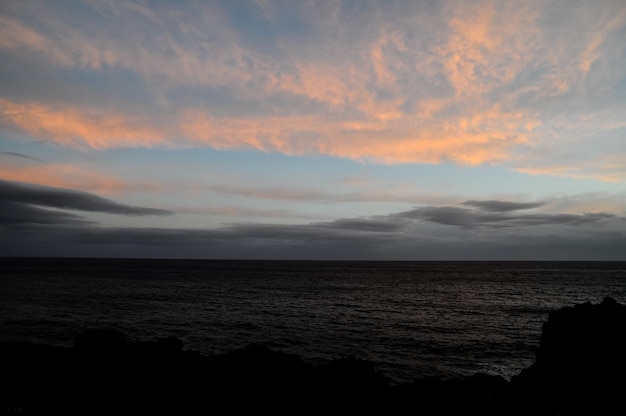 Cloudscape, nuages colorés au coucher du soleil près de l'océan