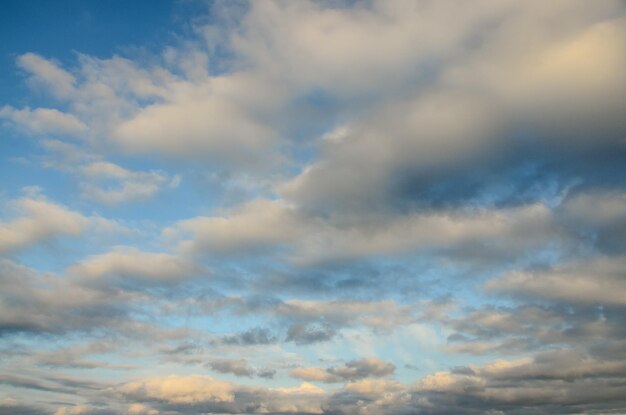 Cloudscape, nuages colorés au coucher du soleil près de l'océan