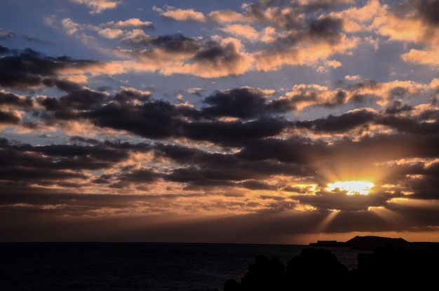 Cloudscape, nuages colorés au coucher du soleil près de l'océan