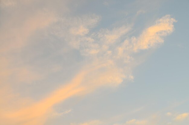 Cloudscape, nuages colorés au coucher du soleil près de l'océan