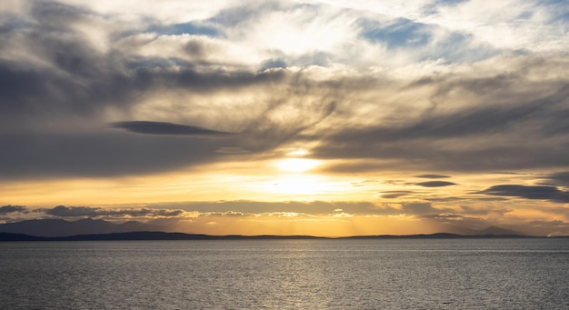 Cloudscape nuageux pendant la journée d'été ensoleillée sur la côte ouest