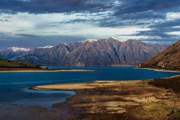 Cloudscape spectaculaire du lac Hawea sur les montagnes