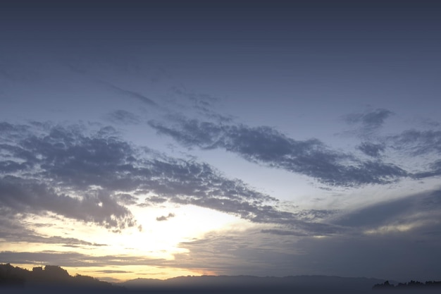 Cloudscapes avec un fond de ciel coucher de soleil