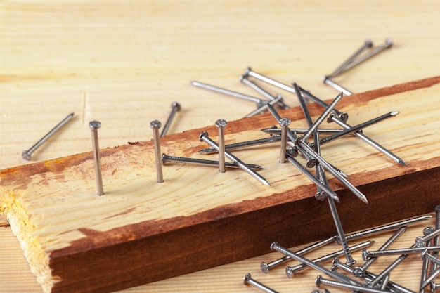 Clous de fer sur une table en bois