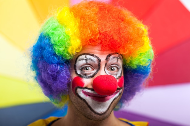 Clown drôle dans un coloré