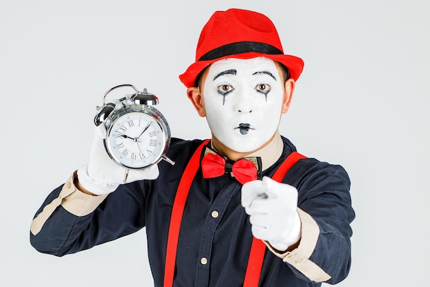 Clown drôle avec horloge isolé sur fond blanc