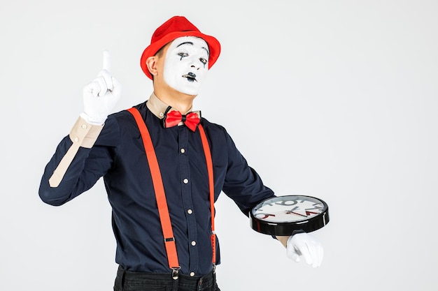 Clown drôle avec horloge isolé sur fond blanc