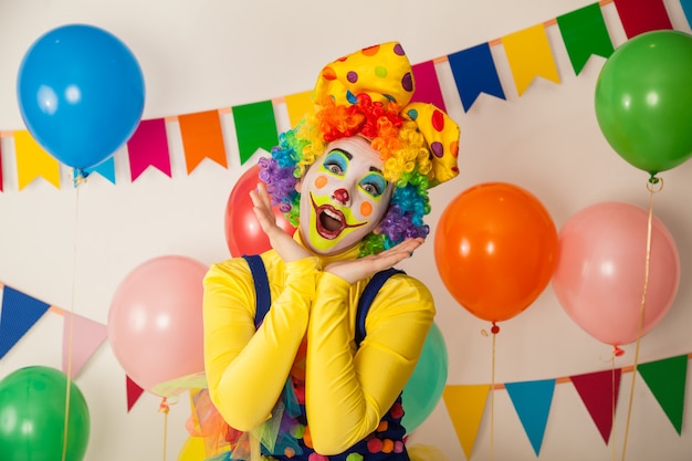 Clown drôle lors d'une fête colorée