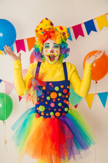 Clown drôle lors d'une fête colorée