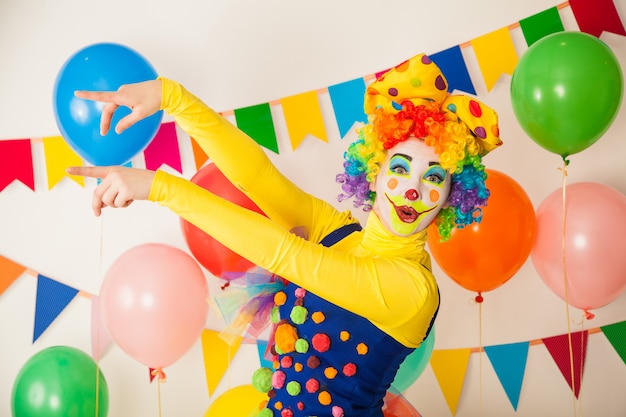 Clown drôle lors d'une fête colorée