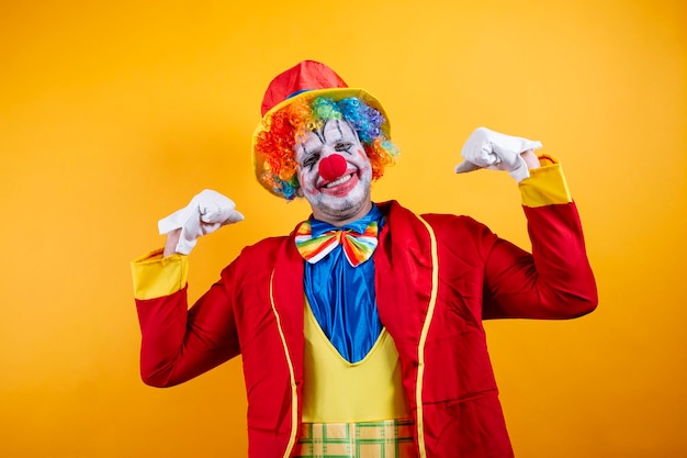 Le clown souriant montre ses muscles drôles.