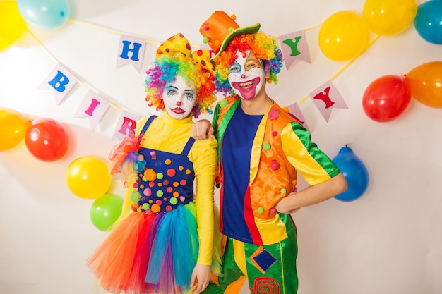 Des clowns drôles à la fête montrent leurs bonnes émotions